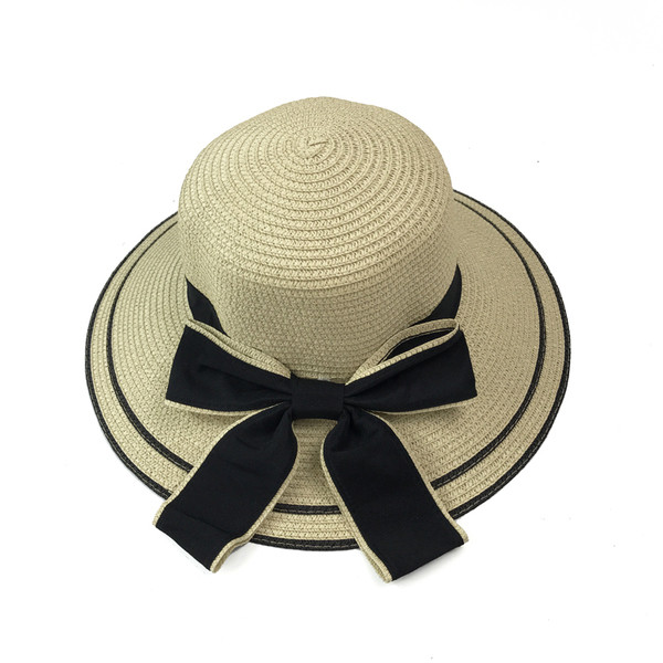 Női szalmakalap szalaggal, strandolásra alkalmas