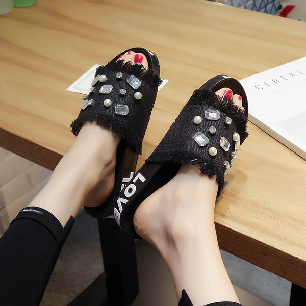 Stílusos női papucs dekoratív gyöngyökkel több színben