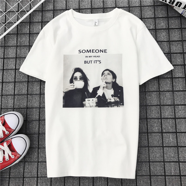 Κομψή γυναικεία μπλούζα με επιγραφή και εφαρμογή - τρία μοντέλα σε λευκό χρώμα