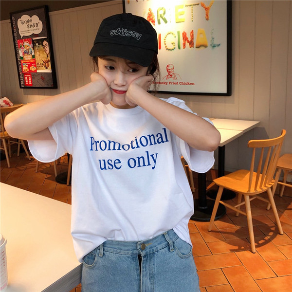 Κομψή γυναικεία μπλούζα με άσπρο και μαύρο χρώμα