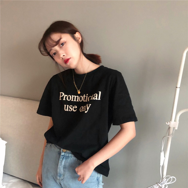 Κομψή γυναικεία μπλούζα με άσπρο και μαύρο χρώμα