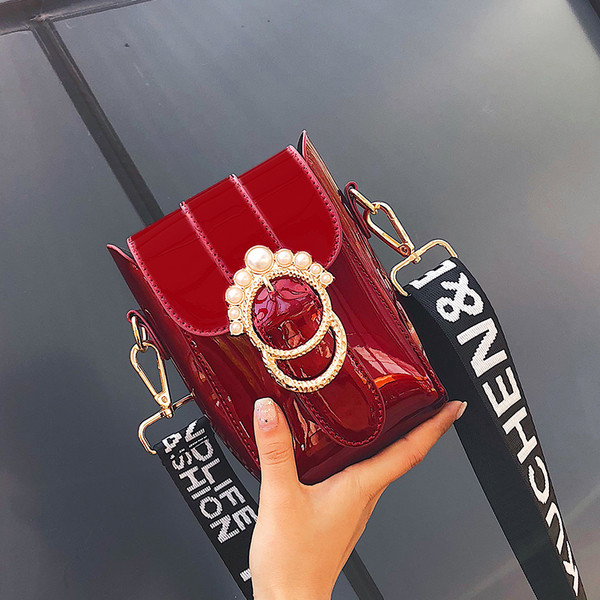 Sportosan elegáns női mini táska téglalap alakú, széles pántokkal