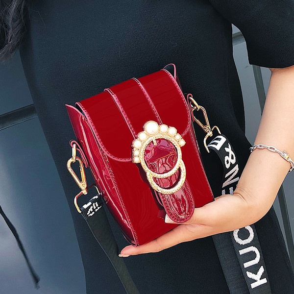 Sportosan elegáns női mini táska téglalap alakú, széles pántokkal