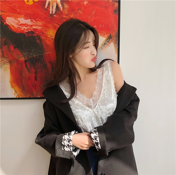 Stílusos női bársony felső, csipke V-nyakkal