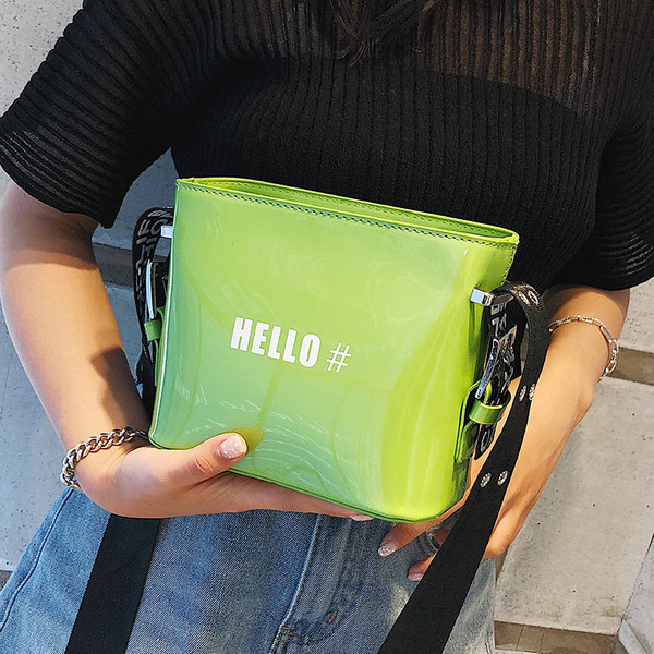 Női lakktáska széles pánttal, különböző színekben, felirattal