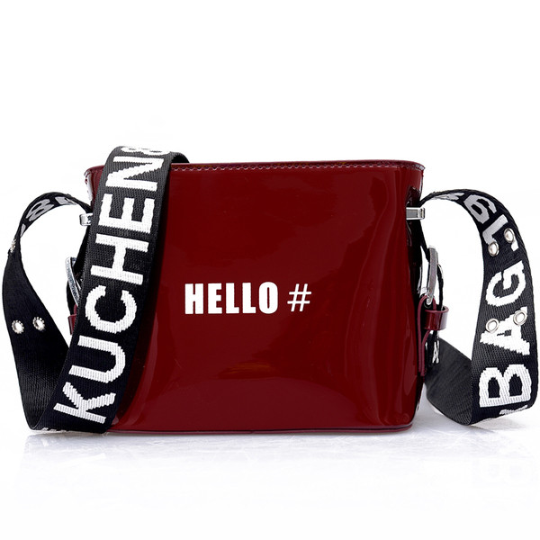 Női lakktáska széles pánttal, különböző színekben, felirattal