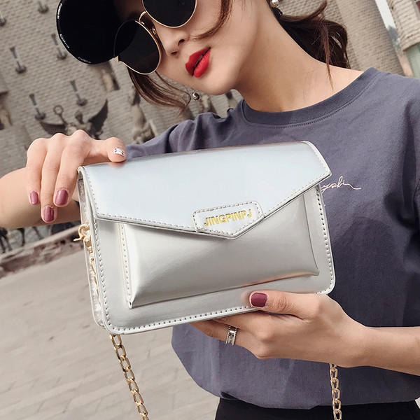 Mini elegáns női táska egyszerű modellben, fém lánccal