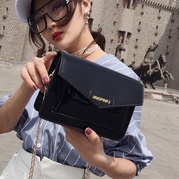 Mini elegáns női táska egyszerű modellben, fém lánccal