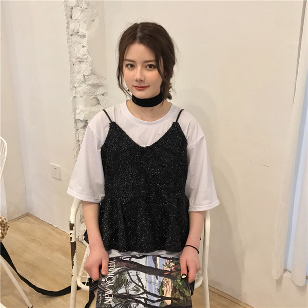 Női felső V-nyakkal, fekete és piros színben