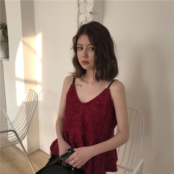 Női felső V-nyakkal, fekete és piros színben