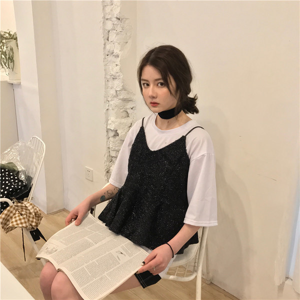 Női felső V-nyakkal, fekete és piros színben