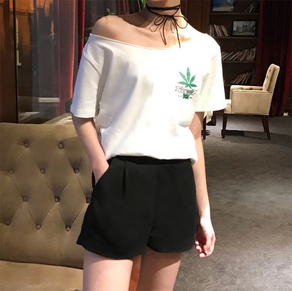 Alkalmi női póló fehér rátéttel