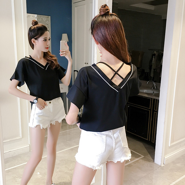 Alkalmi női blúz rövid ujjal, fehér és fekete V-nyakkal