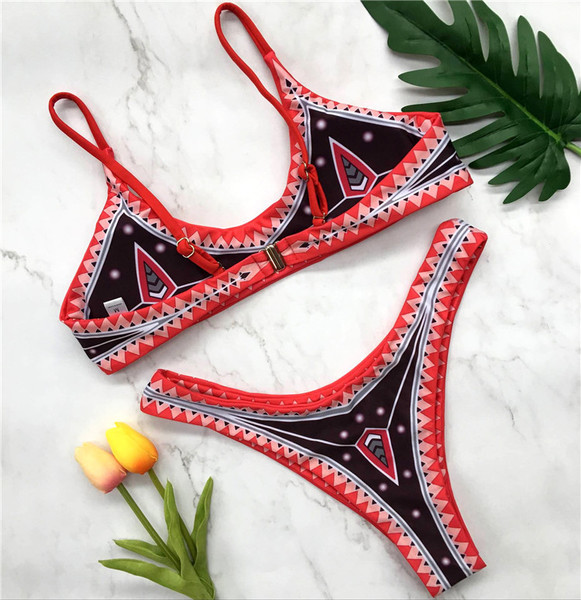 Kétrészes női fürdőruha etnikai motívumokkal
