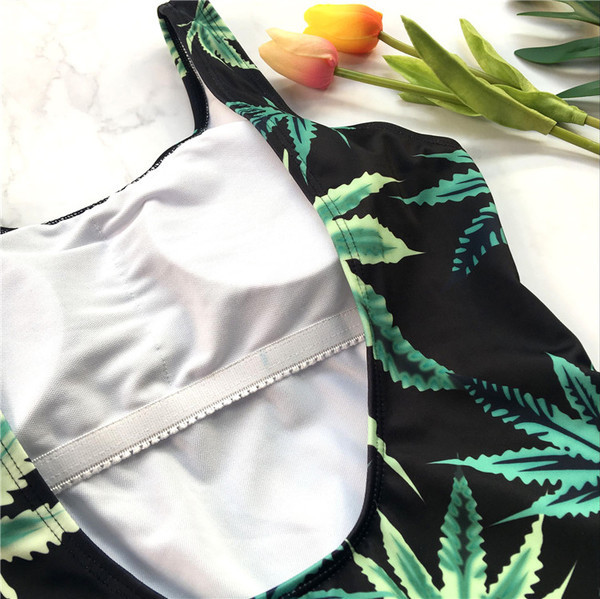 Teljes női fürdőruha fekete színben mintával, mély nyakkivágással és csupasz háttal