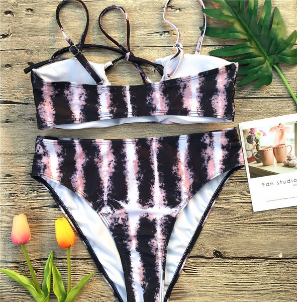 Modern kétrészes fürdőruha magas derekú bikinivel