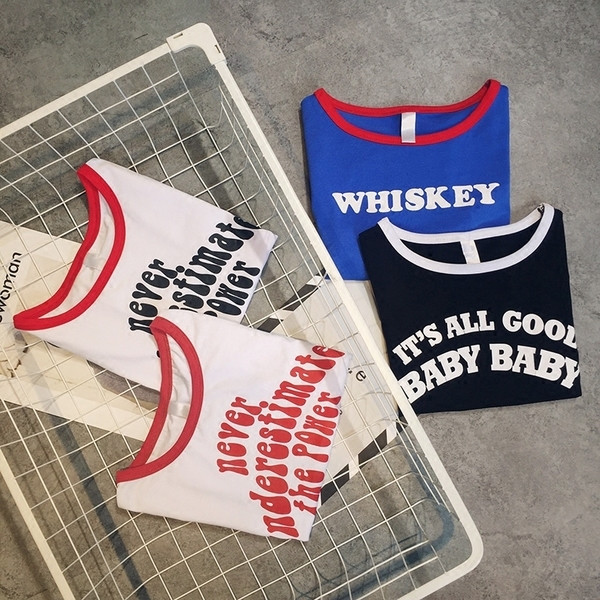 Alkalmi női rövid póló felirattal - többféle modell