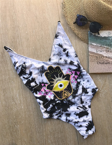 Teljes fehér fürdőruha mintával és csupasz háttal