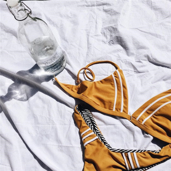 Stílusos kétrészes fürdőruha két színben