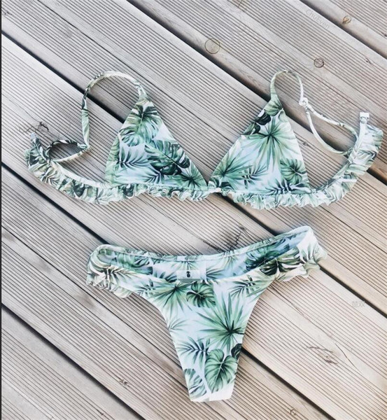 Modern kétrészes fürdőruha mini fodrokkal és virágmotívummal