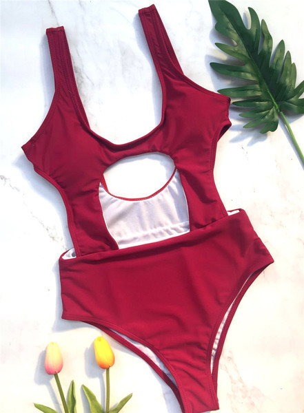 Teljes fürdőruha piros színben, kivágott motívumokkal