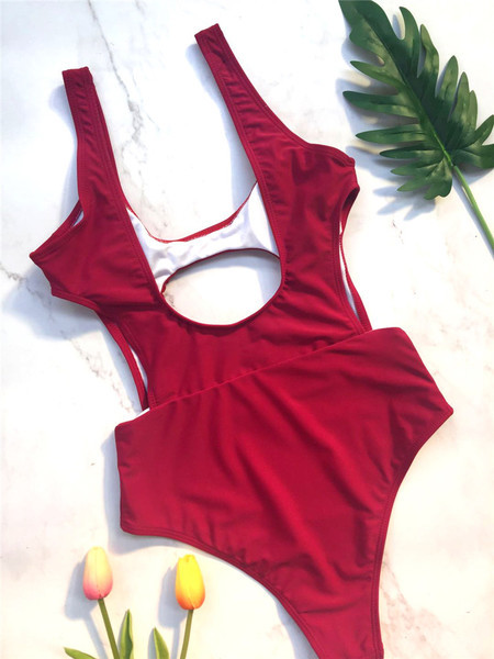 Teljes fürdőruha piros színben, kivágott motívumokkal