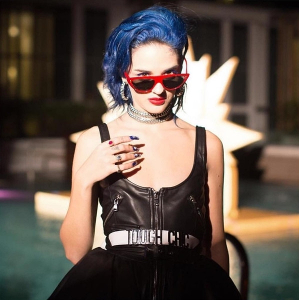 Stílusos és nem szabványos női szemüveg műanyag kerettel több színben