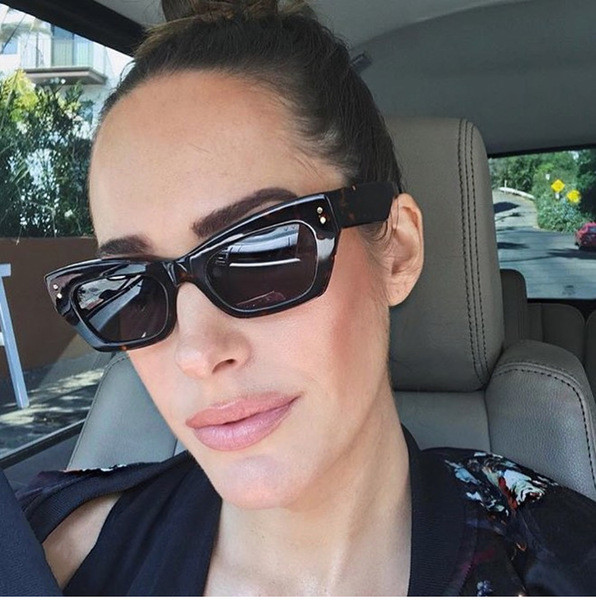 Modern stílusos női szemüveg széles kerettel, több színben