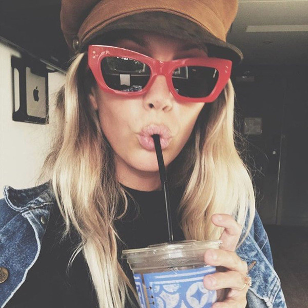 Modern stílusos női szemüveg széles kerettel, több színben