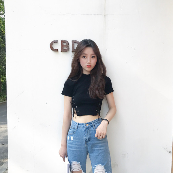 Stílusos női blúz rövid ujjal, O-alakú gallérral, keresztkötéssel - két szín