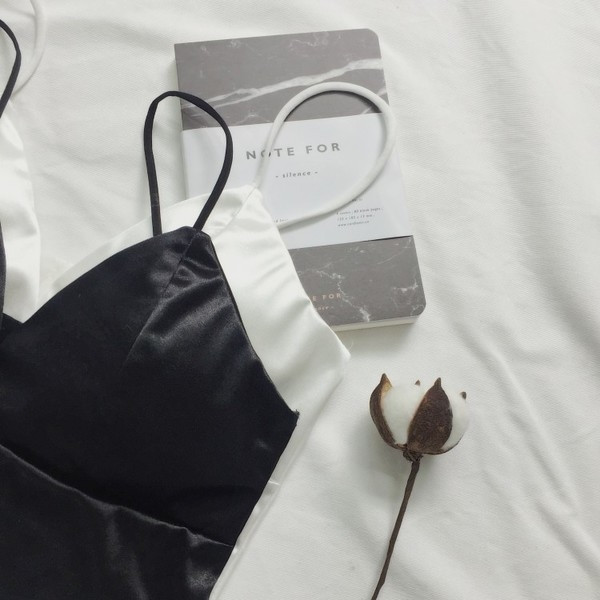 Stílusos női melltartó V-nyakkal, két színben