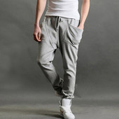 Férfi tréningruha több színű nadrágban, széles oldalzsebekkel