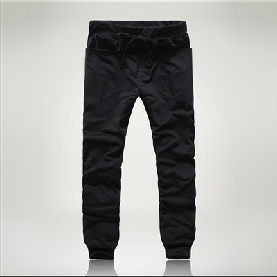 Férfi tréningruha több színű nadrágban, széles oldalzsebekkel