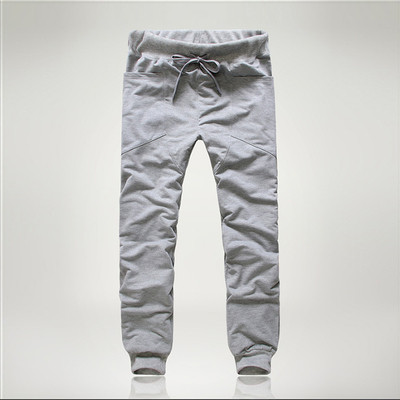 Férfi tréningruha több színű nadrágban, széles oldalzsebekkel