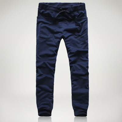 Férfi tréningruha több színű nadrágban, széles oldalzsebekkel