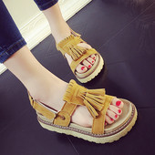 Női velúr szandál bojttal, három színben