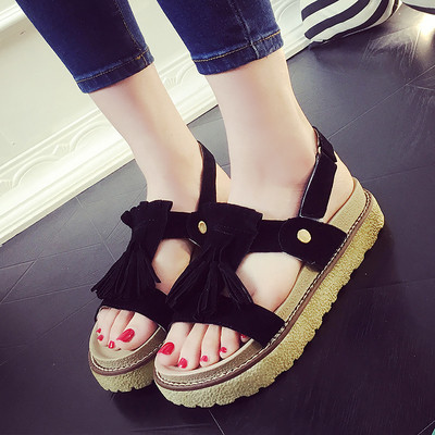 Női velúr szandál bojttal, három színben