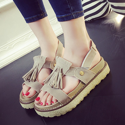 Női velúr szandál bojttal, három színben