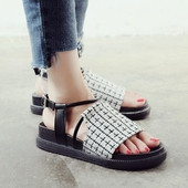 Stílusos női szandál lapos talppal, fehér és fekete színben