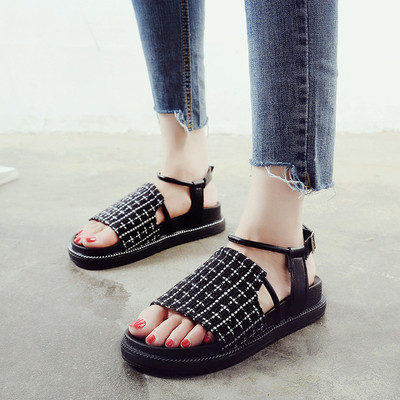 Stílusos női szandál lapos talppal, fehér és fekete színben