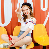 Fehér női póló lyukas ujjal