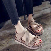 Virágos motívumú női szandál fekete és barna színben