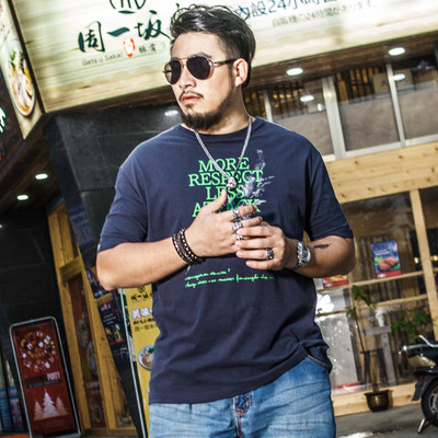 Férfi póló széles modell több színben felirattal