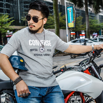 Férfi póló széles modell több színben felirattal