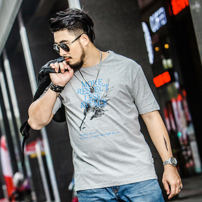 Férfi póló széles modell több színben felirattal