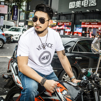 Férfi póló széles modell több színben felirattal