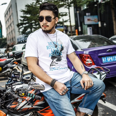 Férfi póló széles modell több színben felirattal