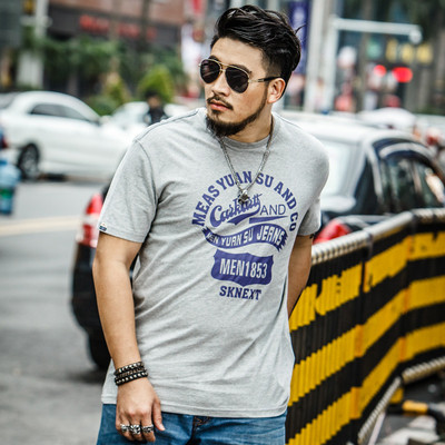 Férfi póló széles modell több színben felirattal