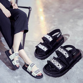 Női szandál fehér és fekete felirattal