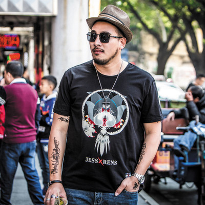 Férfi póló rövid ujjú széles modell több színben etnikai motívumokkal